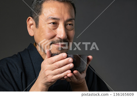 喝茶的老人 136165609