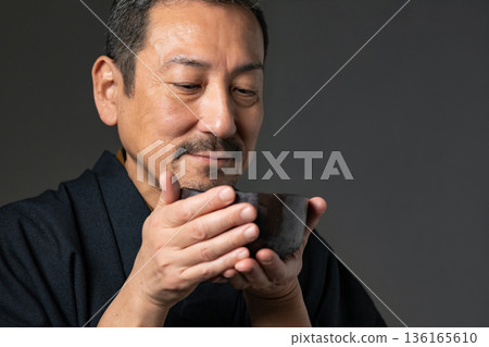 喝茶的老人 喝茶的老人 136165610