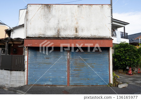 生鏽的百葉窗,緊閉的店鋪,老舊的車庫 生鏽的百葉窗,緊閉的店鋪,老舊的車庫 136165977
