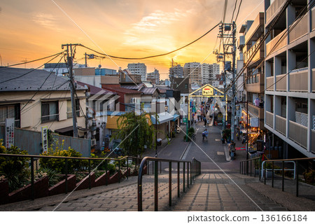 從東京谷中湯窯丹丹和谷中銀座商店街欣賞壯麗的日落景色 136166184