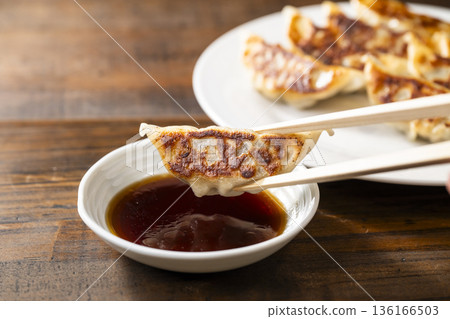 Pan-fried gyoza Pan-fried gyoza 136166503