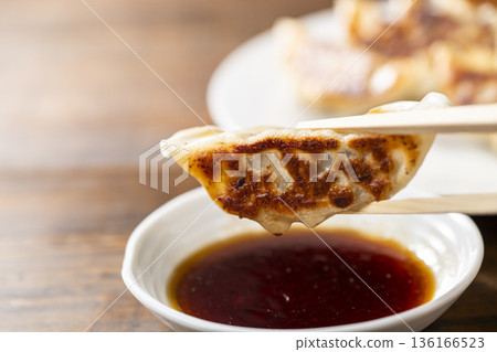 Pan-fried gyoza Pan-fried gyoza 136166523