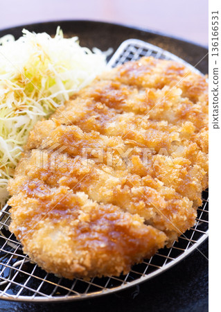 美味的巨型肉末餅配醬汁和捲心菜絲 136166531