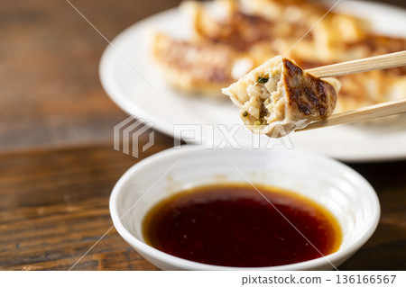 Pan-fried gyoza 136166567