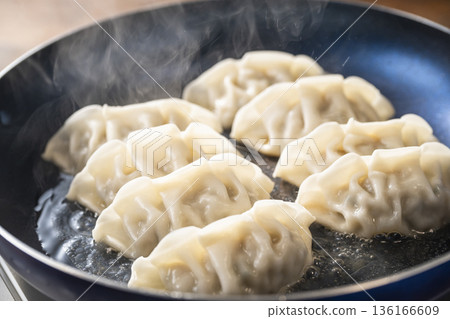 煎冷餃子 煎冷餃子 136166609