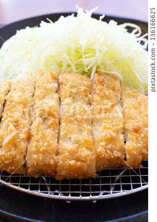 美味的巨型肉末餅和捲心菜絲 136166625