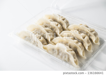 Chilled gyoza 136166641