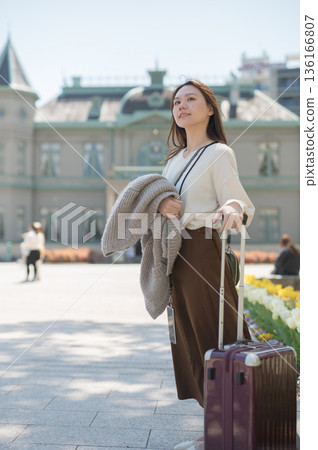 婦女享受觀光 136166807
