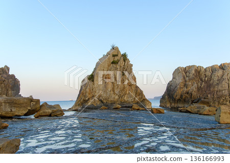 橋塾岩奇特的岩石構造和潮汐池在藍天下巍峨聳立 136166993
