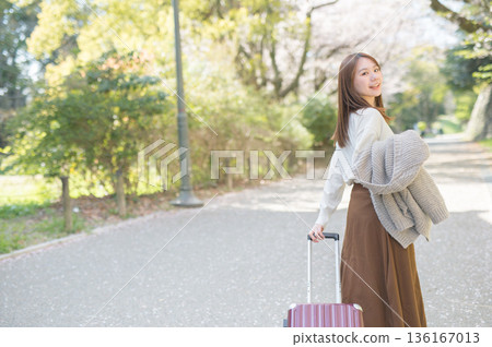 春天，一位女士在櫻花樹下欣賞美景。 136167013