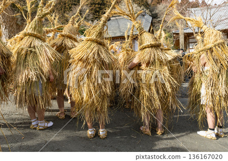 五鞅町的男子身著稻草服,化身為米川的灑水神。 五鞅町的男子身著稻草服,化身為米川的灑水神。 136167020