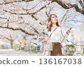 一個女人走在櫻花盛開 136167038