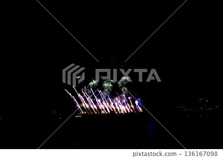 [Shizuoka] Atami Seaside Winter Fireworks Festival: Fireworks launching and silhouettes of people watching from the beach 136167098