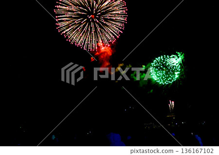 [Shizuoka] Atami Seaside Winter Fireworks Festival: Fireworks launching and silhouettes of people watching from the beach 136167102