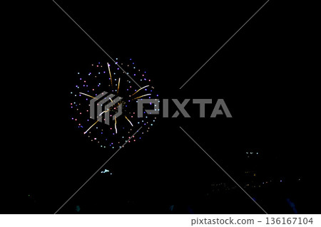 【靜岡】熱海海濱冬季煙火節：煙火燃放及海灘上人們觀看的剪影 136167104