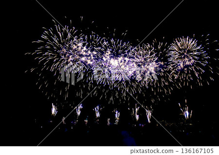 【靜岡】熱海海濱冬季煙火節：煙火燃放及海灘上人們觀看的剪影 136167105