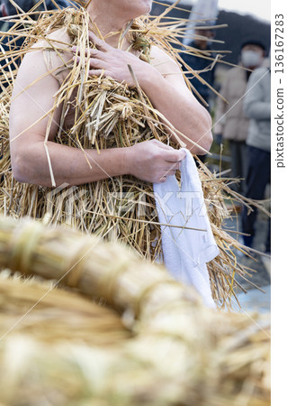 五隈町男子身著稻草服，全身沾滿米川河水 136167283