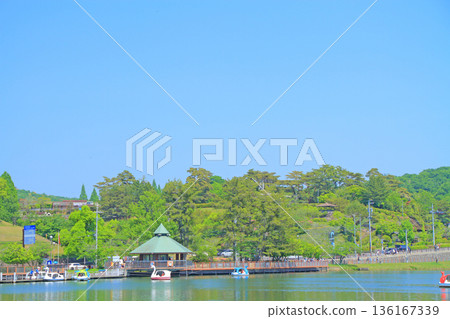 愛知縣豐田市倉池公園裡,到處都是熙熙攘攘的家庭。 愛知縣豐田市倉池公園裡,到處都是熙熙攘攘的家庭。 136167339
