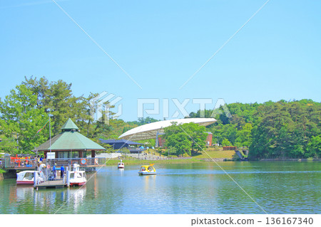 A scene of Kuragaike Park bustling with families in Toyota City, Aichi Prefecture A scene of Kuragaike Park bustling with families in Toyota City, Aichi Prefecture 136167340