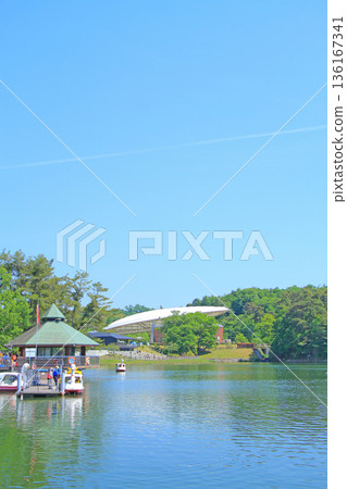 愛知縣豐田市倉池公園裡,到處都是熙熙攘攘的家庭。 愛知縣豐田市倉池公園裡,到處都是熙熙攘攘的家庭。 136167341