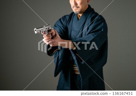 手槍的男人 手槍的男人 136167451