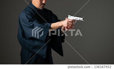 手槍的男人 136167452