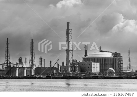 沿海工業區的單色風景 沿海工業區的單色風景 136167497