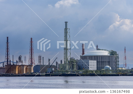 藍天下的沿海工業區景色 藍天下的沿海工業區景色 136167498