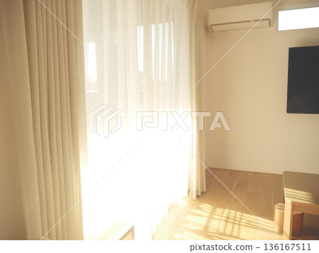 明亮、陽光充足的客廳 136167511
