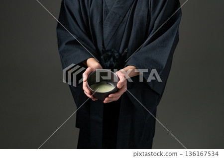 Men who drink tea 136167534