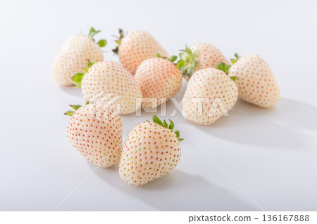 新鮮的白草莓 136167888