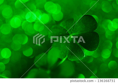 Shamrock clover leaf on green bokeh glitter background 136168731