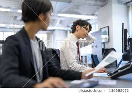 一個商人在辦公室困擾 136168972