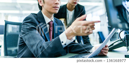 在辦公室開會 136168977