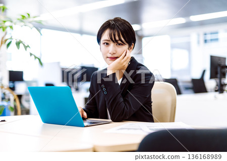 A woman thinks on a PC 136168989