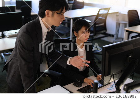老闆下下屬下達指示 136168992