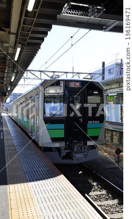HB-E220系列柴油動車組行駛於JR八公線非電氣化路段,照片攝於JR駒川站。 HB-E220系列柴油動車組行駛於JR八公線非電氣化路段,照片攝於JR駒川站。 136169471