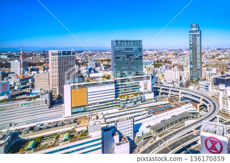 日本橫濱城市景觀新視野。畫麵包括橫濱站、列車、橫濱前塔等。新橫濱位於右側背景。 136170859