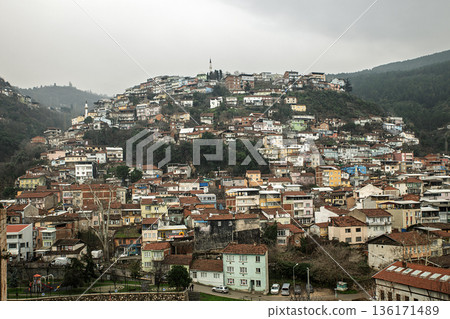 In Bursa, the back streets are covered by mountains. 136171489