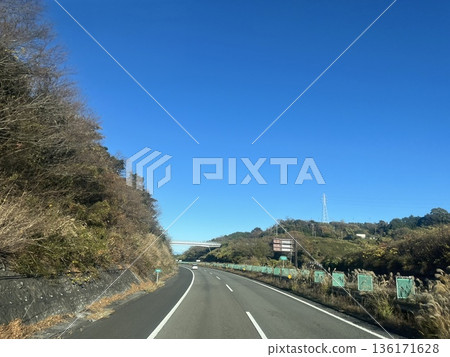 藍天下蜿蜒的公路景色 藍天下蜿蜒的公路景色 136171628