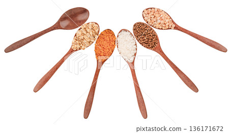 Set of cereals: oatmeal, rice, buckwheat, lentils and peas in a brown wooden spoon, isolate on a white background 136171672