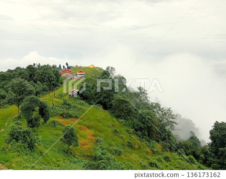 尼泊爾,俯瞰雲海的露營地 尼泊爾,俯瞰雲海的露營地 136173162