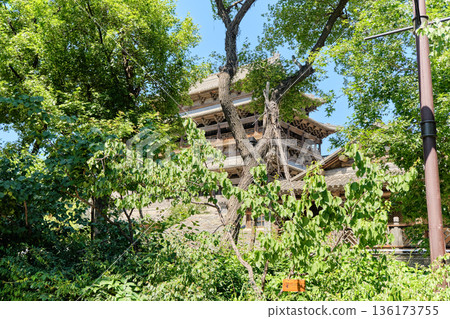 The ancient water town of Gubei near the site of the Great Wall of Simatai on a clear summer day. 136173755