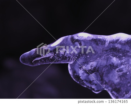 Pointing to the left, Ice Finger (20260128090143 Color Cream 6-2) 136174165