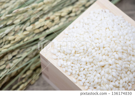Glutinous rice 136174830