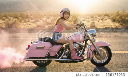 一名女子騎著美國摩托車旅行 136175033