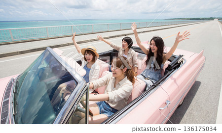 一名日本女子乘坐敞篷車 136175034
