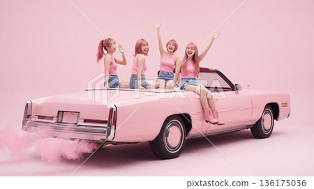 一名日本女子乘坐敞篷車 136175036