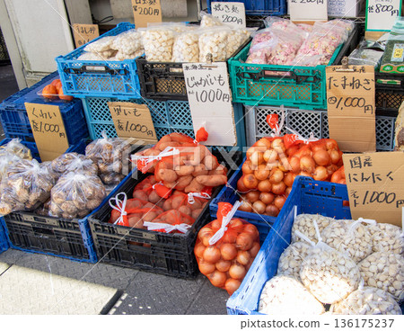 A greengrocer 136175237