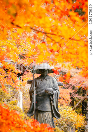 觀福寺弘法大師像與秋葉美景。 136175639